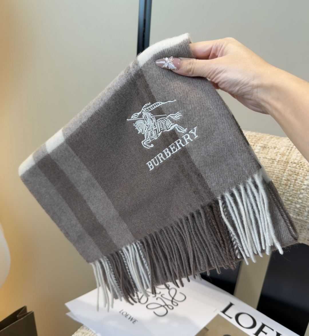 Burberry · 巴宝莉围巾❗️好看的要疯掉了，太有型太有魅力了❗️❗️非常斯文时尚的秋冬单品！真的