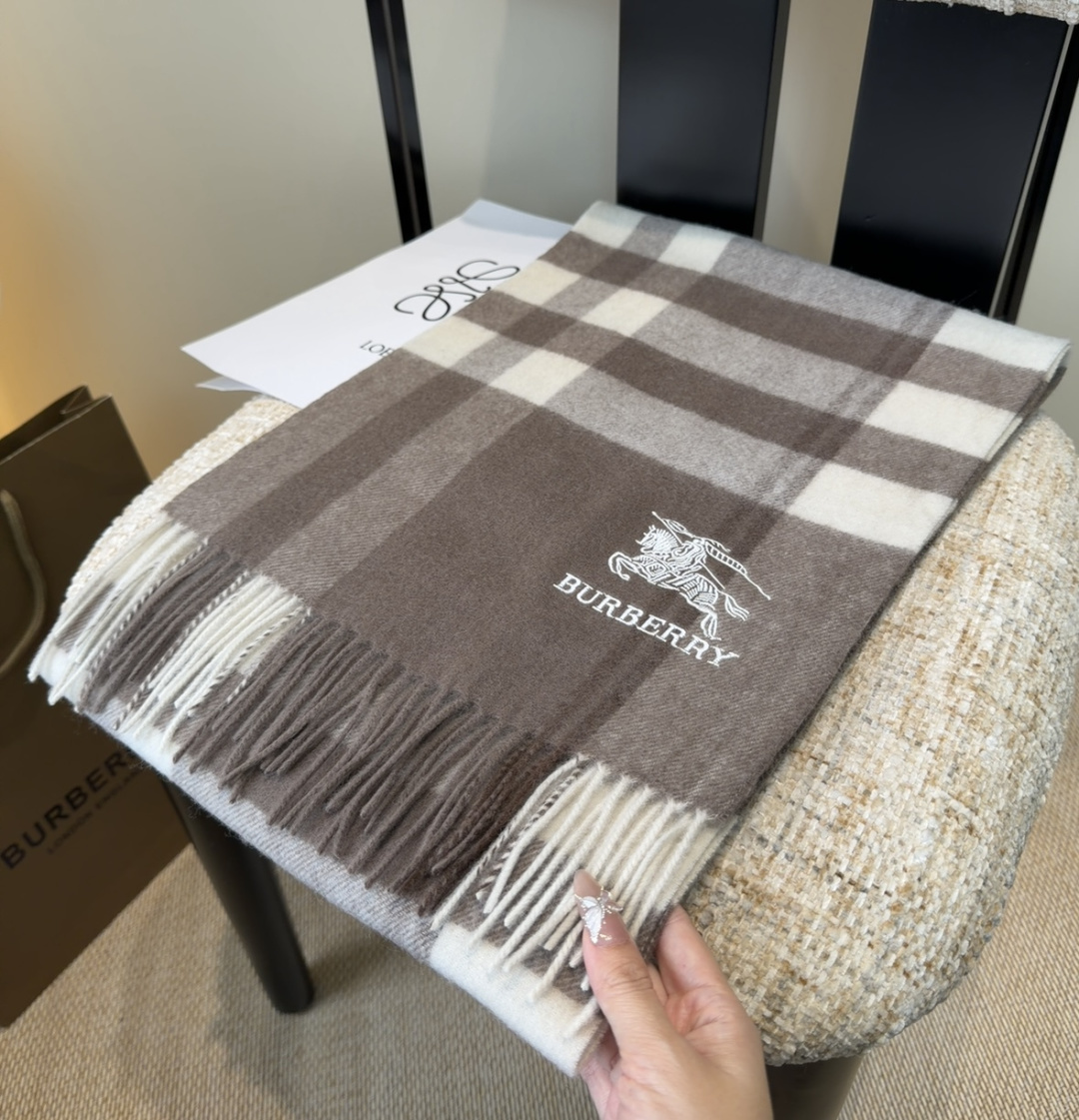 Burberry · 巴宝莉围巾❗️好看的要疯掉了，太有型太有魅力了❗️❗️非常斯文时尚的秋冬单品！真的