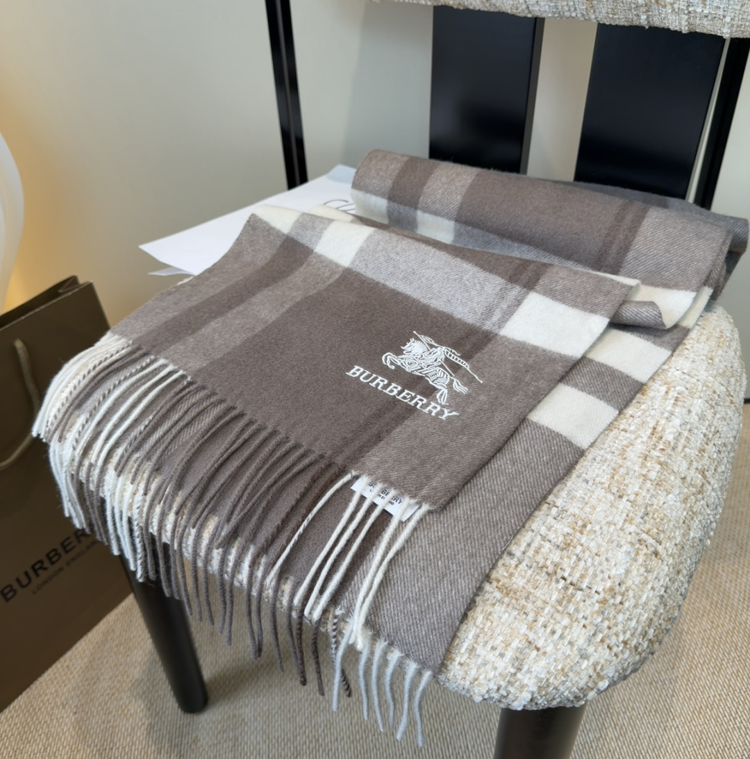 Burberry · 巴宝莉围巾❗️好看的要疯掉了，太有型太有魅力了❗️❗️非常斯文时尚的秋冬单品！真的