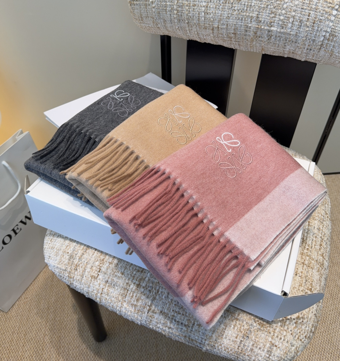 太美了😍罗意威 情侣款 美到要尖叫😱最新款🎊英伦欧美范儿 又是一款即时尚又实用的大围巾&长巾，🎆撞色的颜