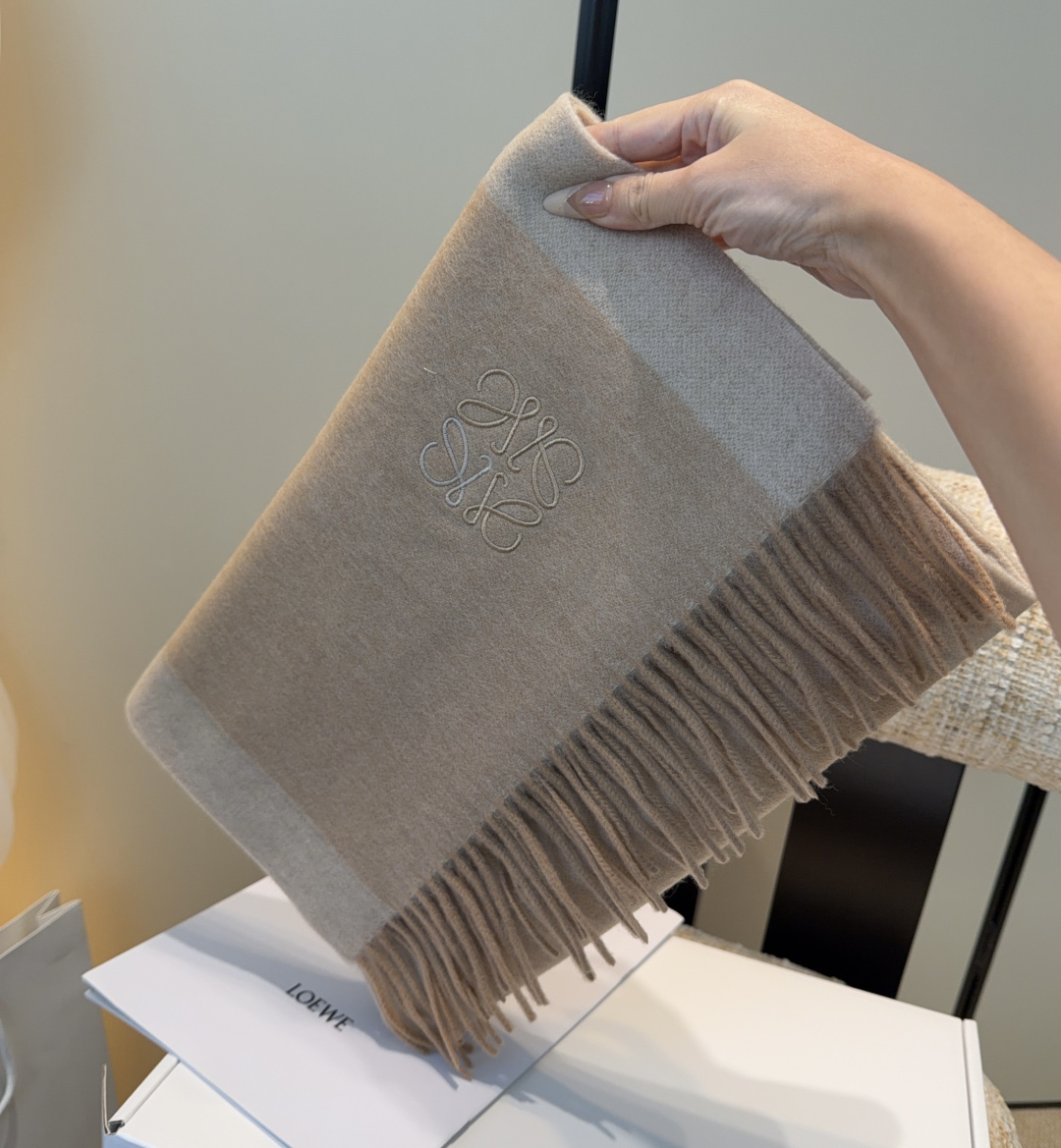 太美了😍罗意威 情侣款 美到要尖叫😱最新款🎊英伦欧美范儿 又是一款即时尚又实用的大围巾&长巾，🎆撞色的颜