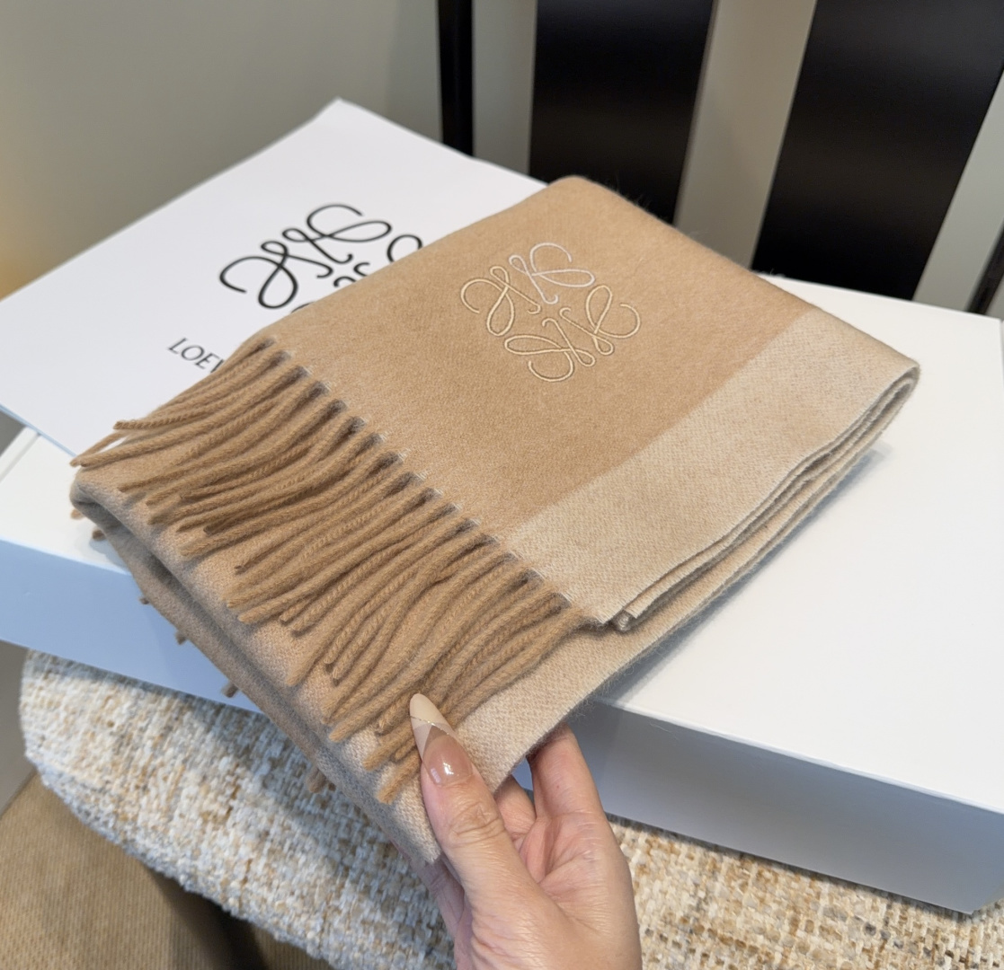 太美了😍罗意威 情侣款 美到要尖叫😱最新款🎊英伦欧美范儿 又是一款即时尚又实用的大围巾&长巾，🎆撞色的颜