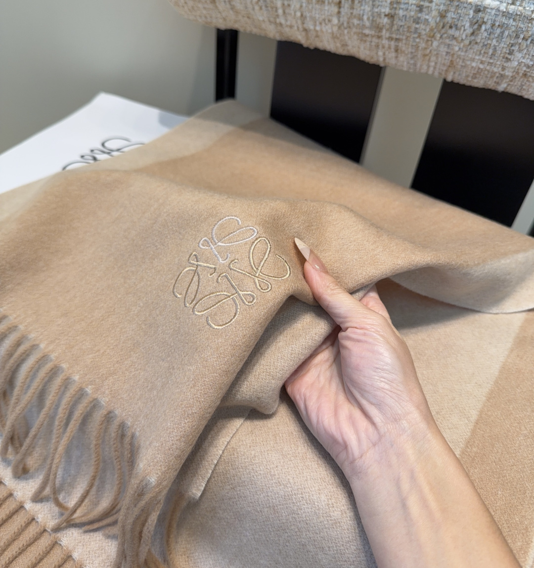 太美了😍罗意威 情侣款 美到要尖叫😱最新款🎊英伦欧美范儿 又是一款即时尚又实用的大围巾&长巾，🎆撞色的颜