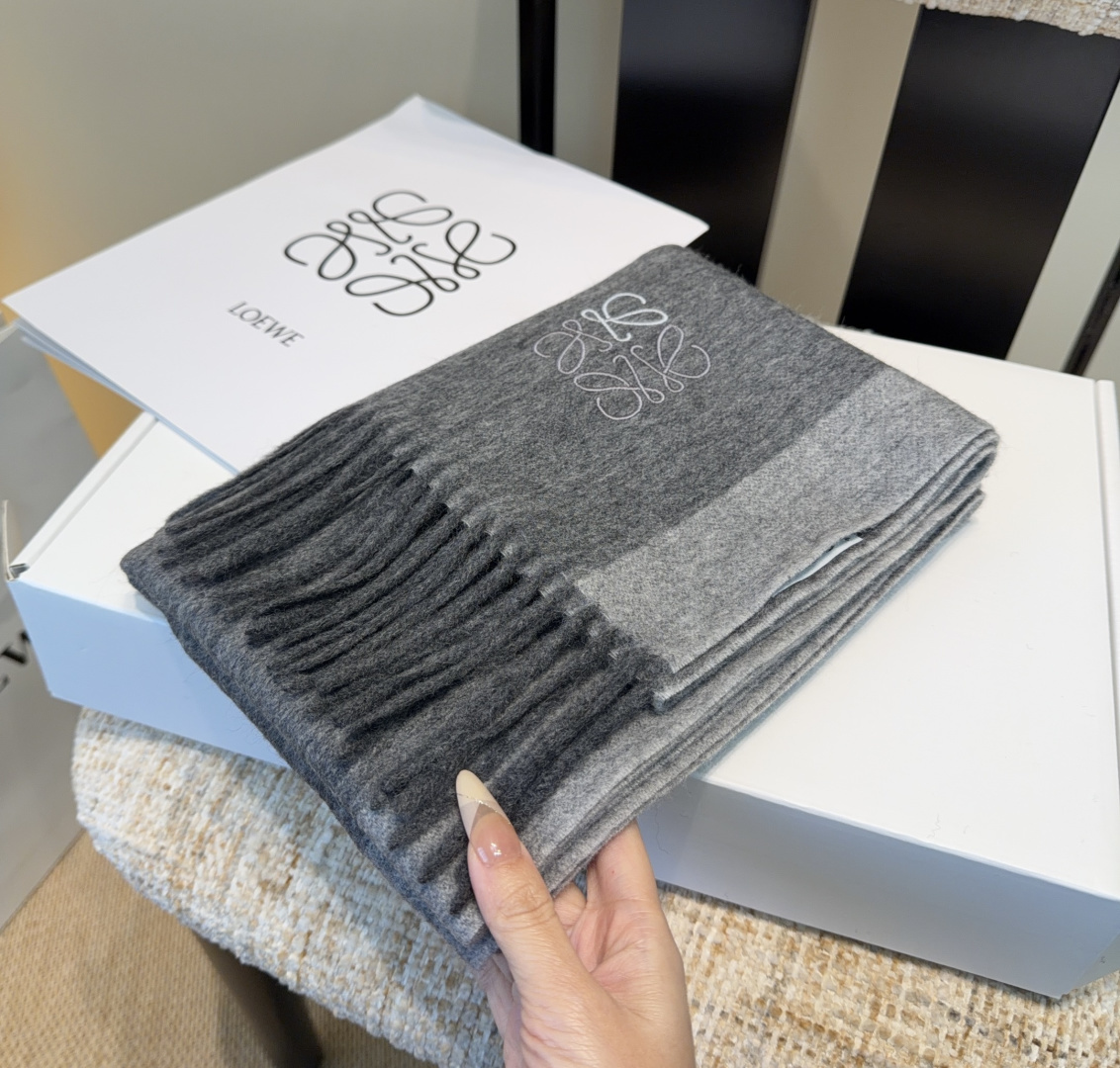 太美了😍罗意威 情侣款 美到要尖叫😱最新款🎊英伦欧美范儿 又是一款即时尚又实用的大围巾&长巾，🎆撞色的颜