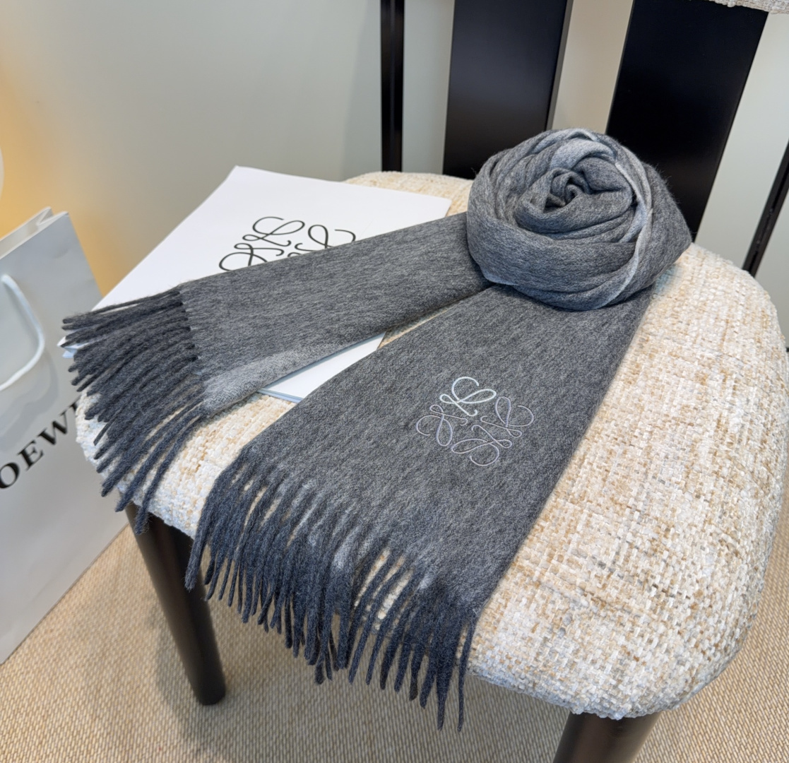 太美了😍罗意威 情侣款 美到要尖叫😱最新款🎊英伦欧美范儿 又是一款即时尚又实用的大围巾&长巾，🎆撞色的颜