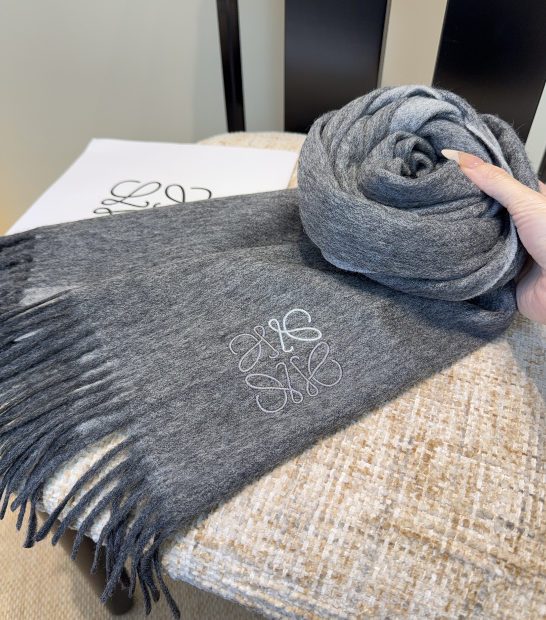 太美了😍罗意威 情侣款 美到要尖叫😱最新款🎊英伦欧美范儿 又是一款即时尚又实用的大围巾&长巾，🎆撞色的颜