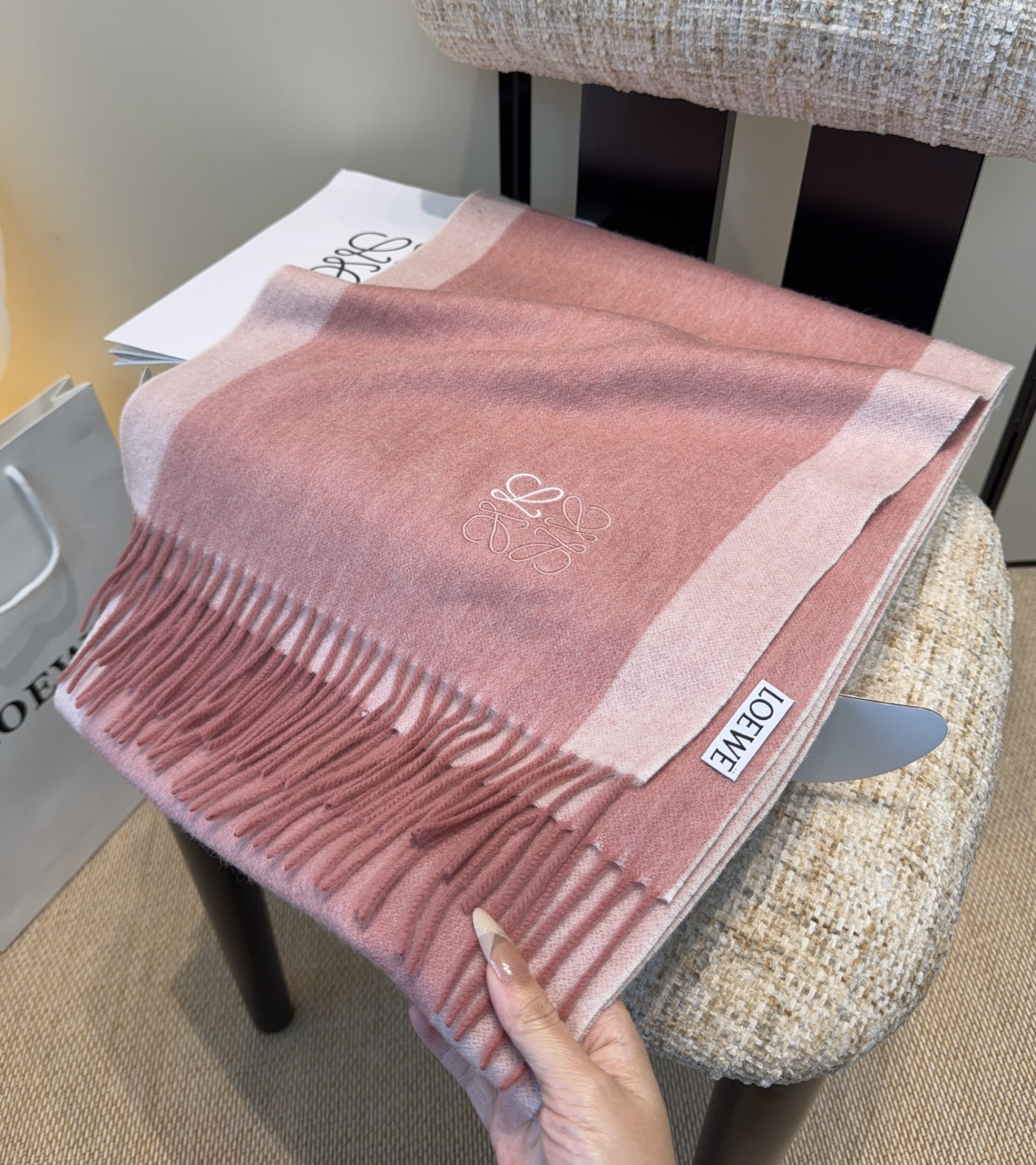 太美了😍罗意威 情侣款 美到要尖叫😱最新款🎊英伦欧美范儿 又是一款即时尚又实用的大围巾&长巾，🎆撞色的颜