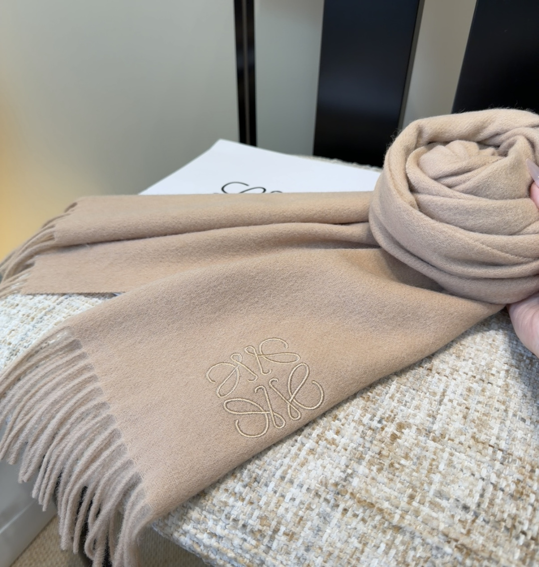 【▪Loewe · 罗意威难得一见的温柔配色，低调又不失优雅❗】重点推荐❗双面配色，一条围巾两种风格搭配