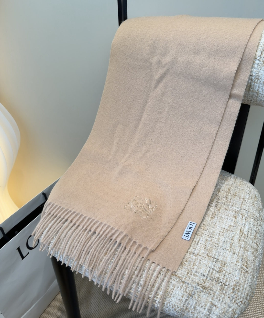 【▪Loewe · 罗意威难得一见的温柔配色，低调又不失优雅❗】重点推荐❗双面配色，一条围巾两种风格搭配