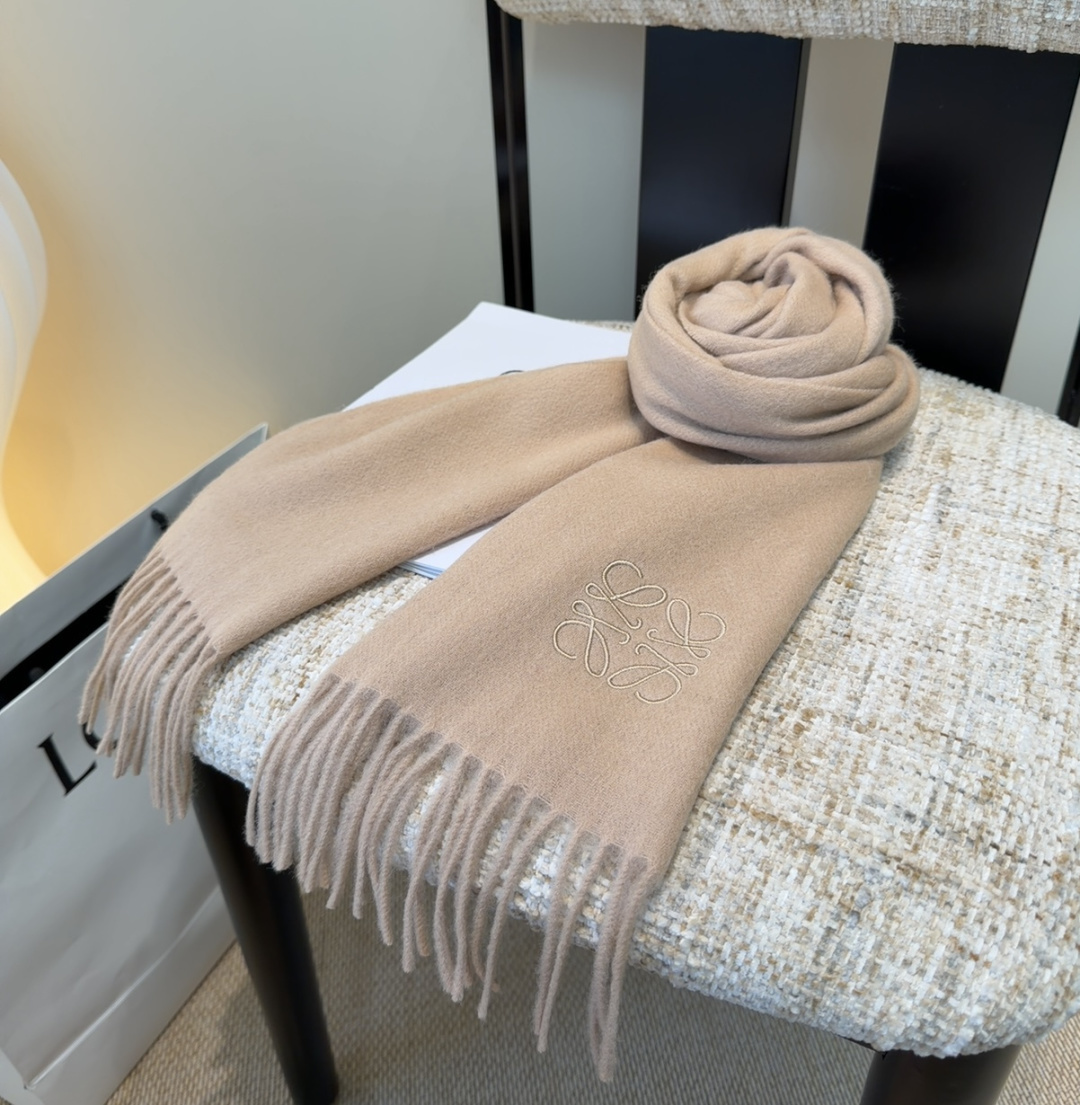 【▪Loewe · 罗意威难得一见的温柔配色，低调又不失优雅❗】重点推荐❗双面配色，一条围巾两种风格搭配