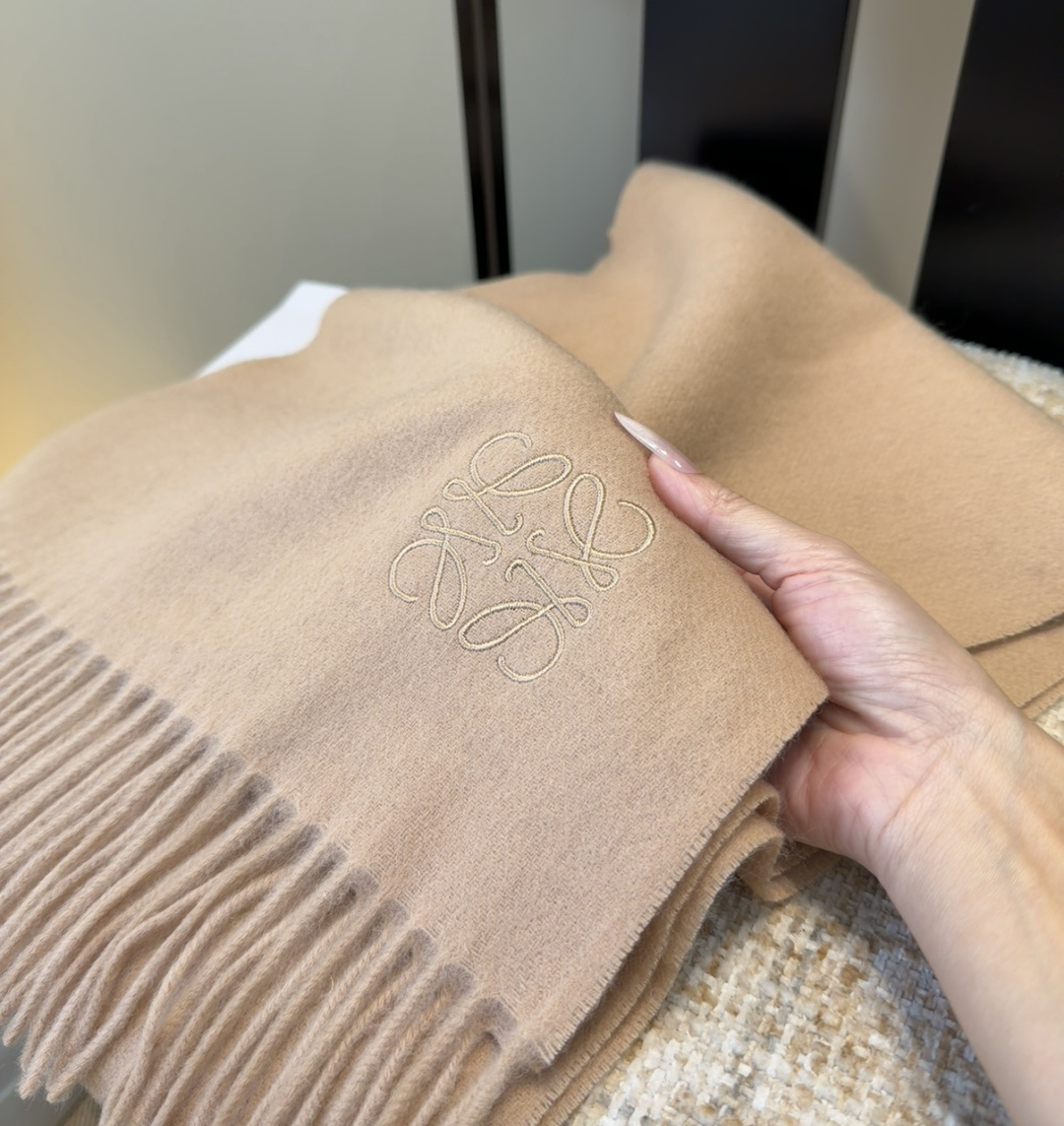 【▪Loewe · 罗意威难得一见的温柔配色，低调又不失优雅❗】重点推荐❗双面配色，一条围巾两种风格搭配