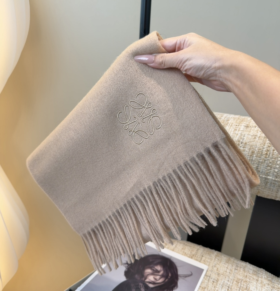 【▪Loewe · 罗意威难得一见的温柔配色，低调又不失优雅❗】重点推荐❗双面配色，一条围巾两种风格搭配