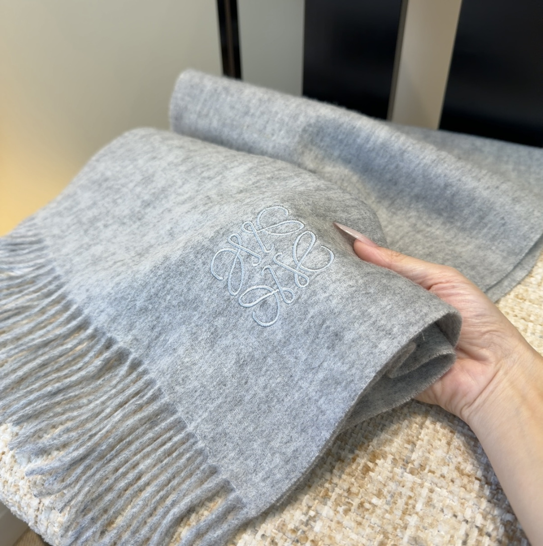 【▪Loewe · 罗意威难得一见的温柔配色，低调又不失优雅❗】重点推荐❗双面配色，一条围巾两种风格搭配