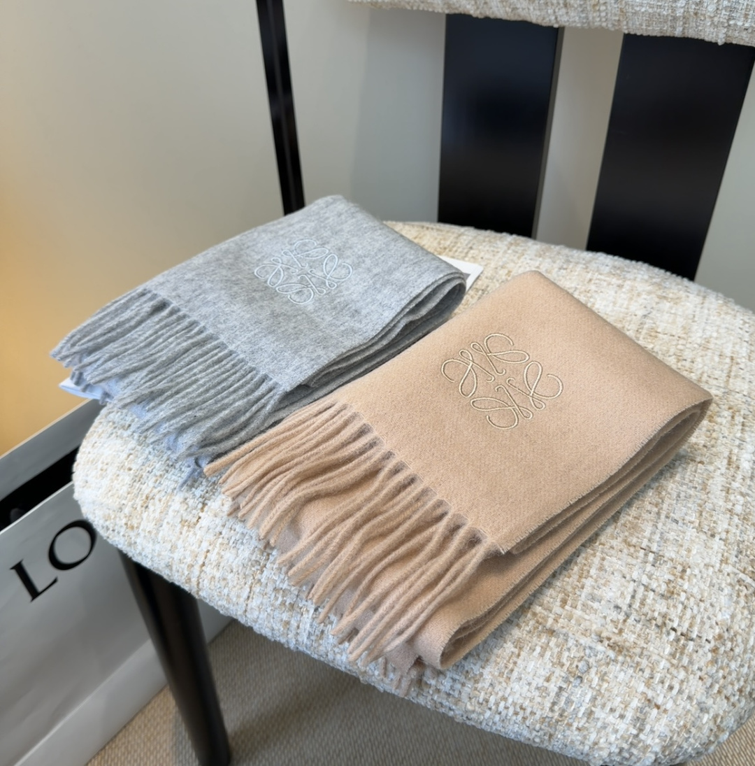 【▪Loewe · 罗意威难得一见的温柔配色，低调又不失优雅❗】重点推荐❗双面配色，一条围巾两种风格搭配