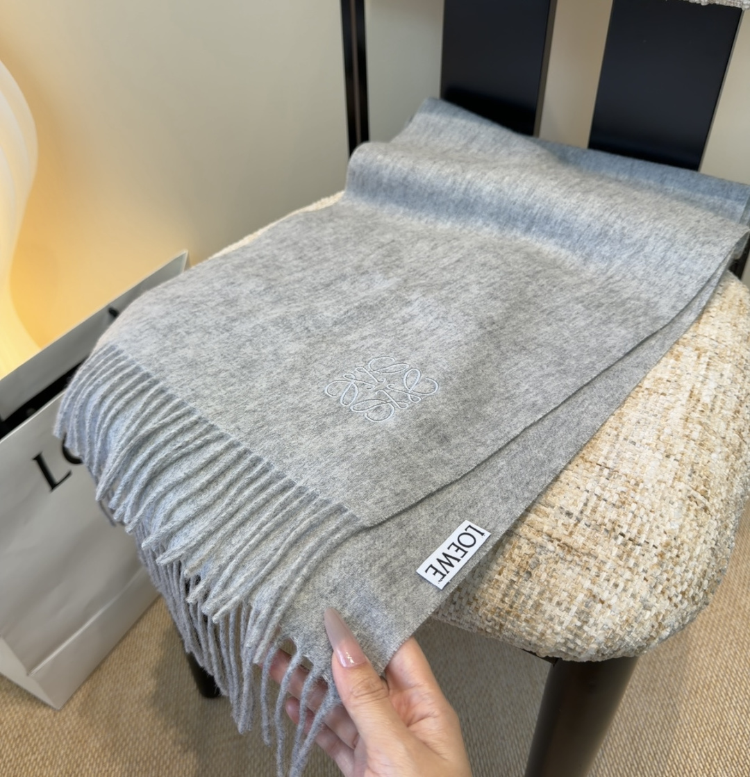 【▪Loewe · 罗意威难得一见的温柔配色，低调又不失优雅❗】重点推荐❗双面配色，一条围巾两种风格搭配