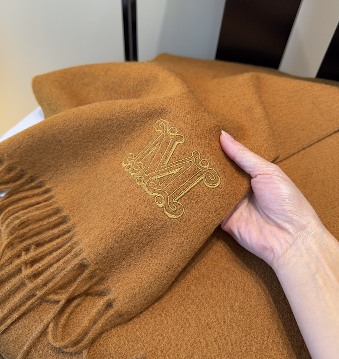 ✨MaxMara经典围巾❗来个硬货.麻溜的安排上.纯正出口❗原订单已经交货一批，其中一批刚过海关，直蹦英