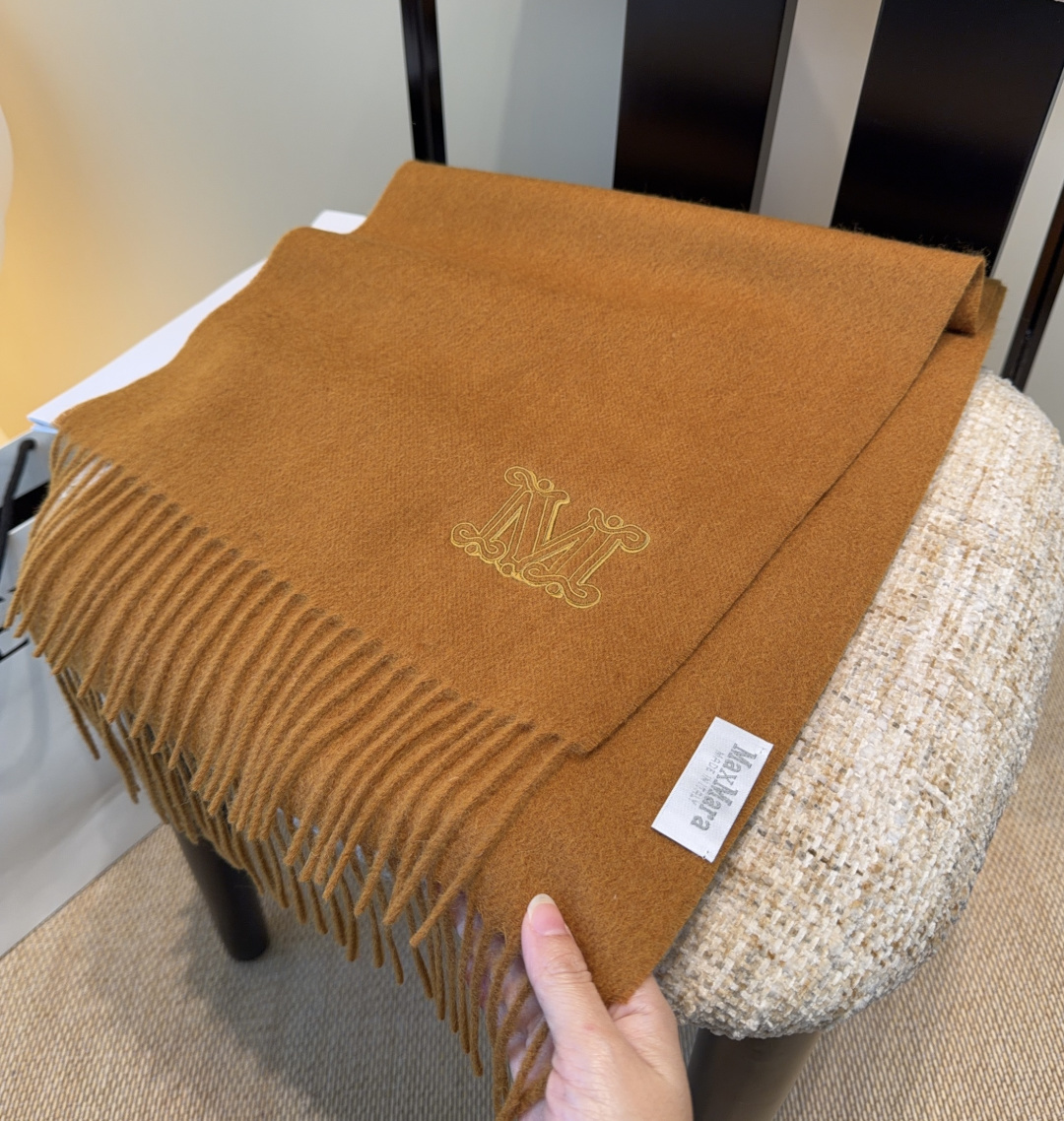 ✨MaxMara经典围巾❗来个硬货.麻溜的安排上.纯正出口❗原订单已经交货一批，其中一批刚过海关，直蹦英