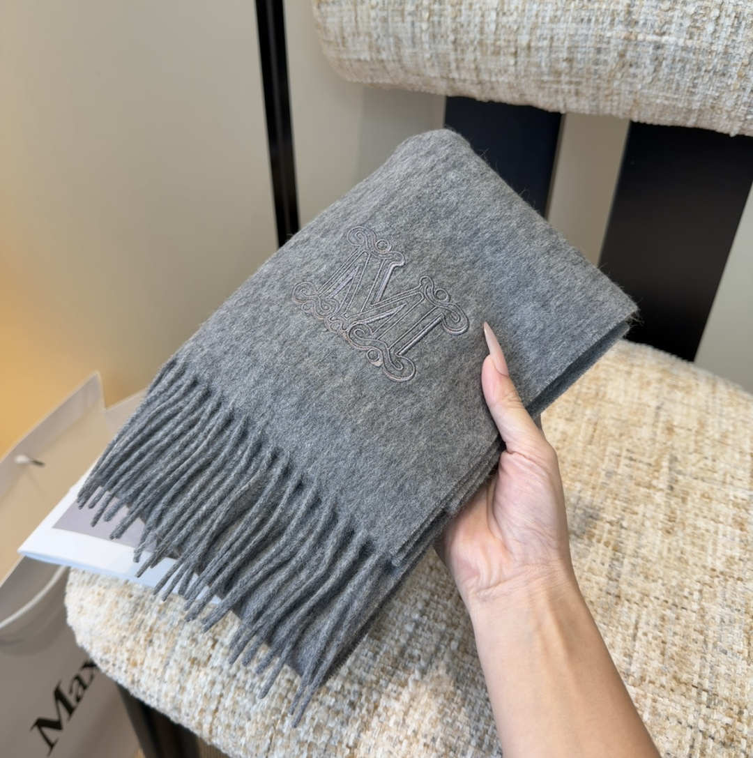 ✨MaxMara经典围巾❗来个硬货.麻溜的安排上.纯正出口❗原订单已经交货一批，其中一批刚过海关，直蹦英