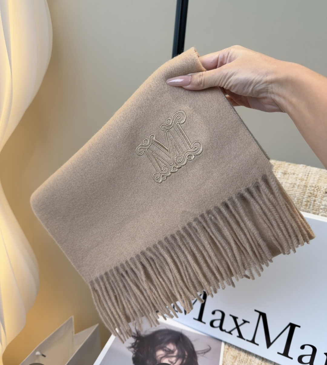 ✨MaxMara经典围巾❗来个硬货.麻溜的安排上.纯正出口❗原订单已经交货一批，其中一批刚过海关，直蹦英