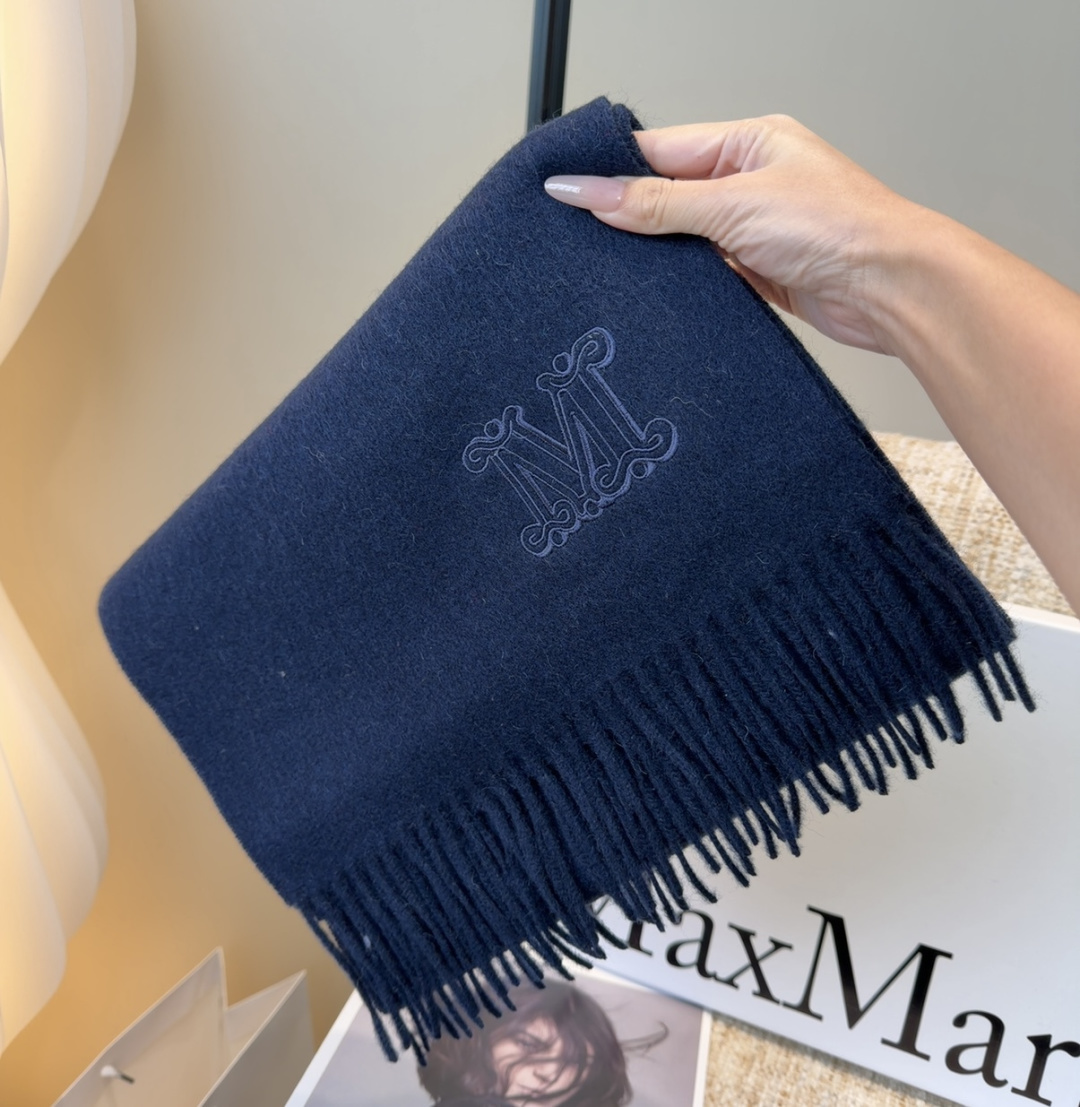 ✨MaxMara经典围巾❗来个硬货.麻溜的安排上.纯正出口❗原订单已经交货一批，其中一批刚过海关，直蹦英