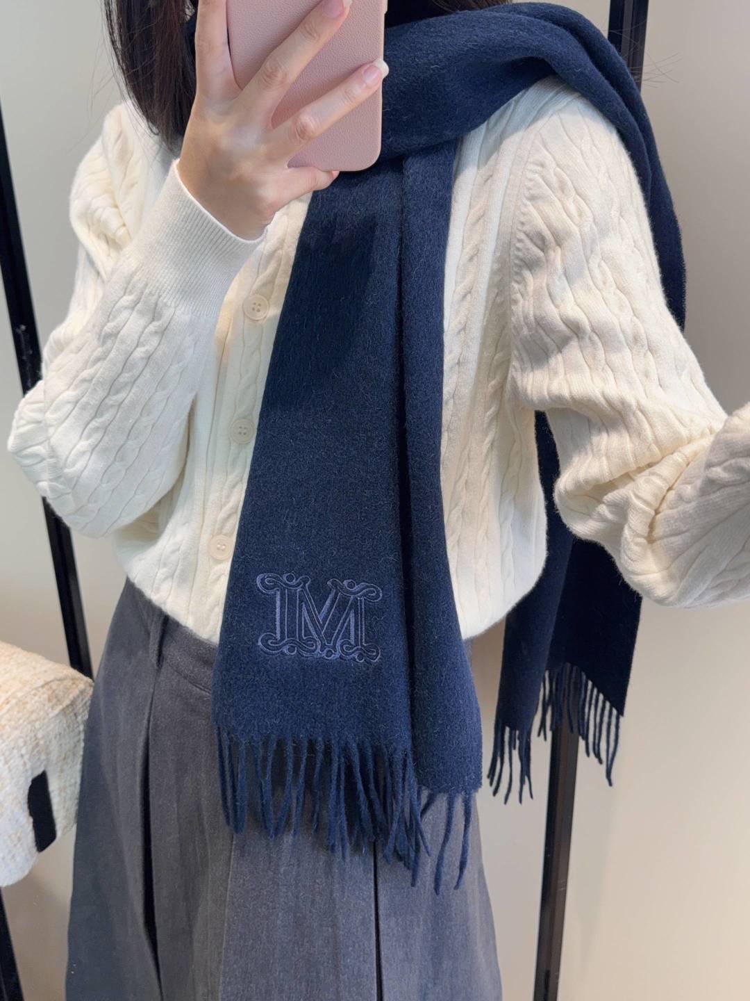 NO:663306,MaxMara’s classic scarf is a hard product. Regarding the arrangement of the hemp slip, a batch of original export orders have been delivered, and one batch has just passed customs and went straight to the UK. The last batch is still in emergency production. I don’t want to describe this kind of product anymore, it is a must-have for thousands of years. It is suitable for both men and women.  .The buyer took away some of it.. It feels soft and waxy, not heavy. It is super warm and skin-friendly. It is low-key and luxurious. Every color is so loved that I must arrange it. At such a good price, it will break my head if I miss it. Size 36*190cm high version scarf, high version scarf19860909MaxMara经典围巾来个硬货.麻溜的安排上.纯正出口原订单已经交货一批,其中一批刚过海关,直蹦英国.最后一批还在紧急生产中.这种货已经不想多描述了,万年必备款.男女通用.买手带走一部分..手感软糯,不厚重.超级保暖亲肤.及其低调奢华每个色都是爱到爆炸每色必须安排上.这么好的价位,错过敲烂脑壳儿size36*190cm高版本围巾,高版本围巾,scarf