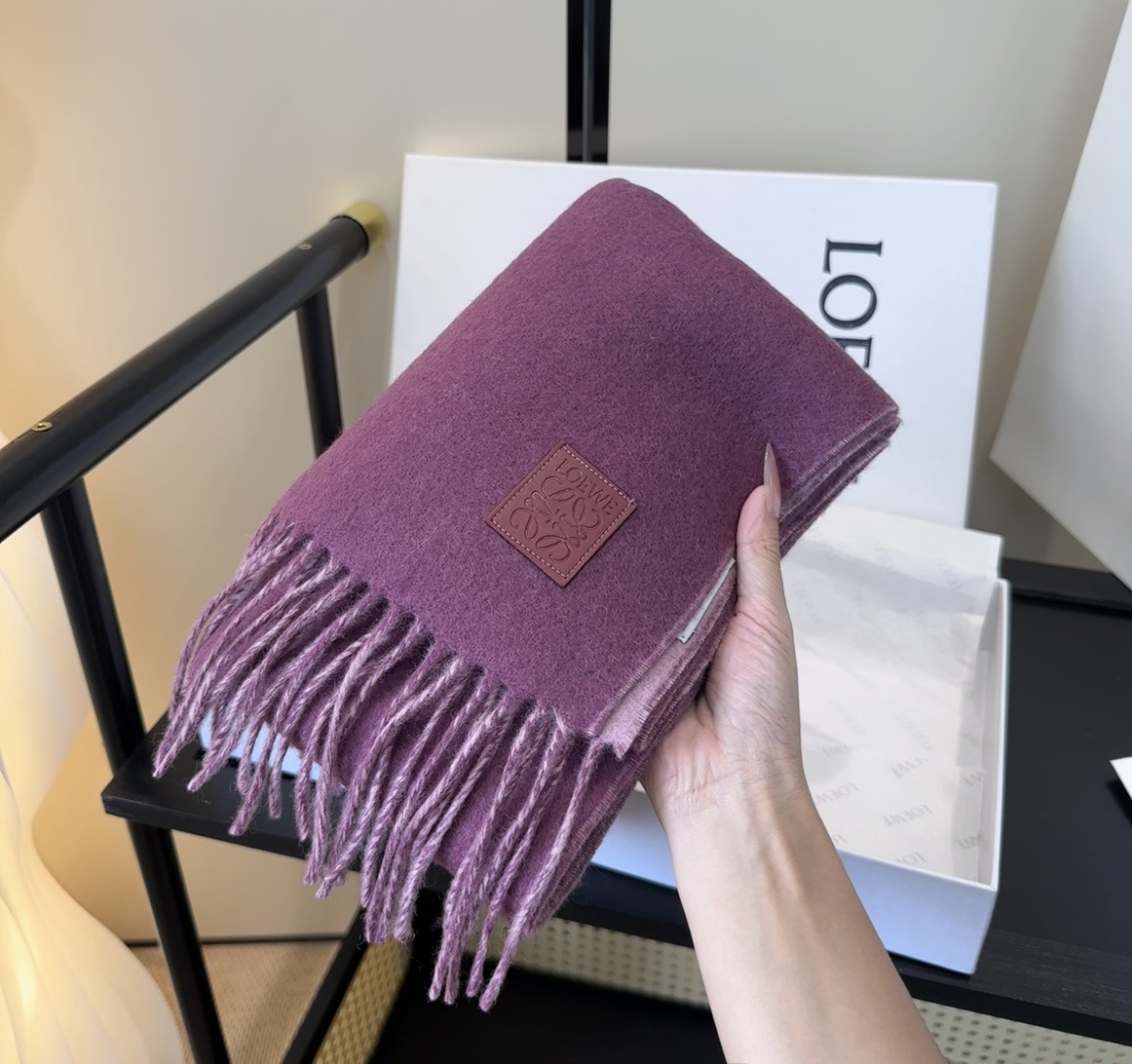 罗意威情侣款 美到要尖叫😱最新款🎊英伦欧美范儿 又是一款即时尚又实用的大围巾&长巾，🎆撞色的颜色搭配很协