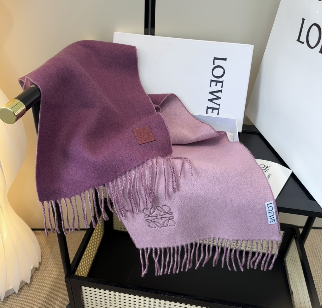 罗意威情侣款 美到要尖叫😱最新款🎊英伦欧美范儿 又是一款即时尚又实用的大围巾&长巾，🎆撞色的颜色搭配很协