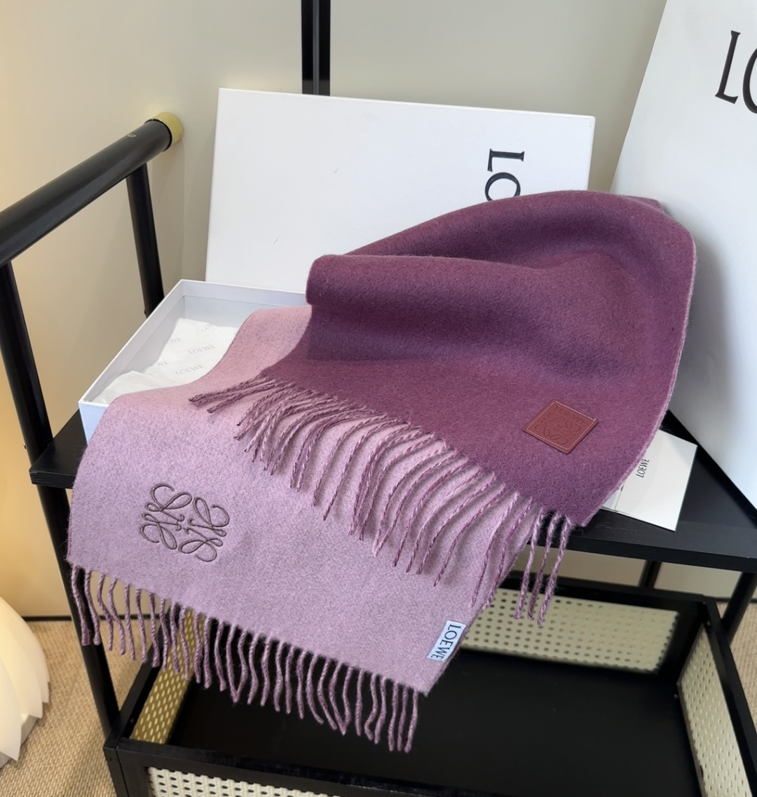 罗意威情侣款 美到要尖叫😱最新款🎊英伦欧美范儿 又是一款即时尚又实用的大围巾&长巾，🎆撞色的颜色搭配很协