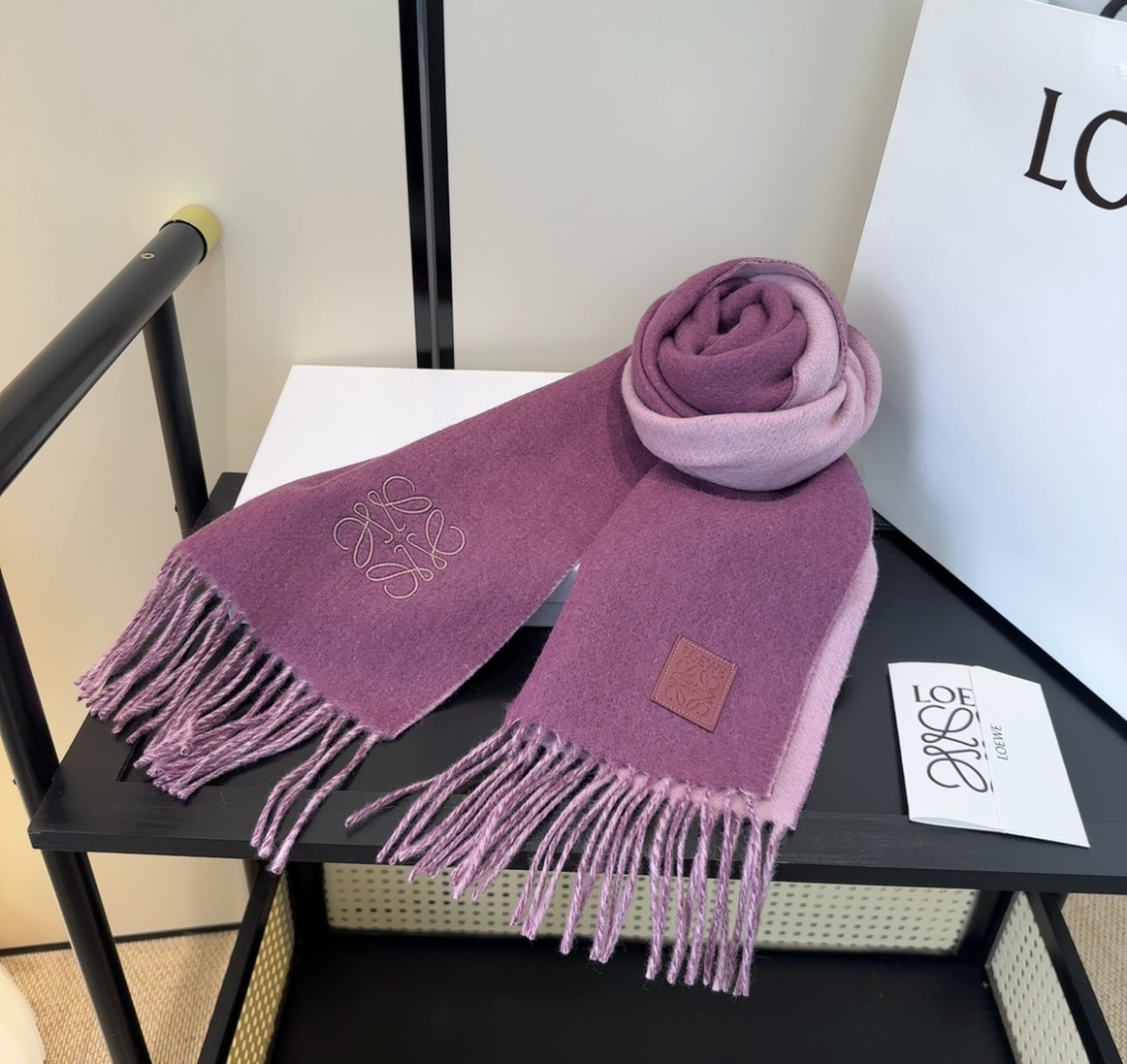 罗意威情侣款 美到要尖叫😱最新款🎊英伦欧美范儿 又是一款即时尚又实用的大围巾&长巾，🎆撞色的颜色搭配很协