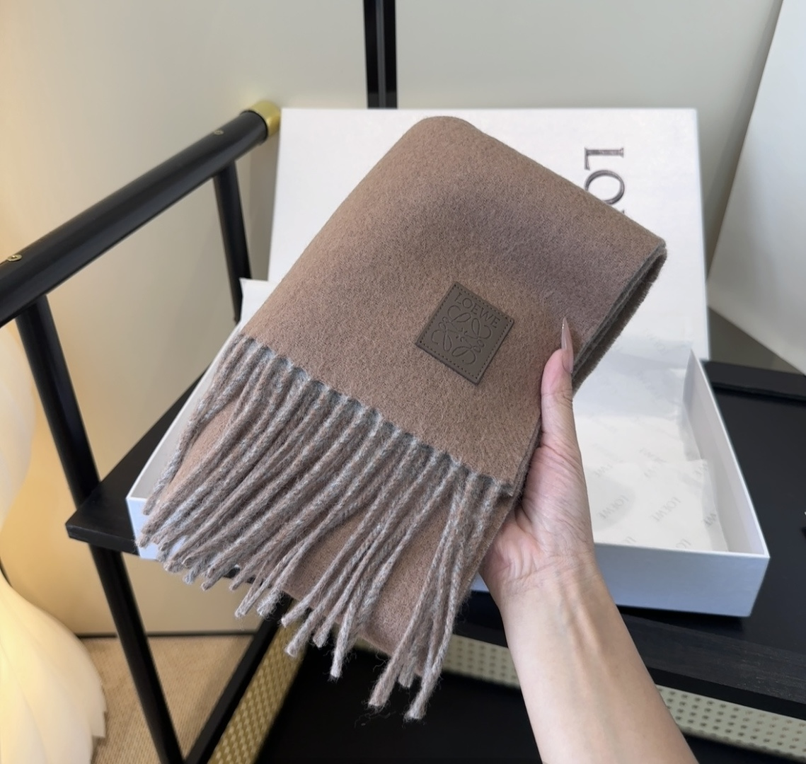 罗意威情侣款 美到要尖叫😱最新款🎊英伦欧美范儿 又是一款即时尚又实用的大围巾&长巾，🎆撞色的颜色搭配很协