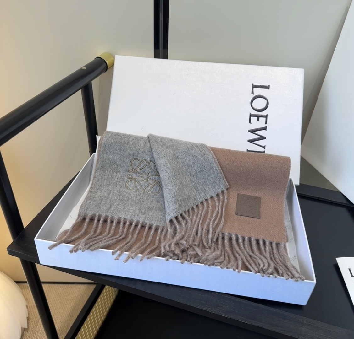 罗意威情侣款 美到要尖叫😱最新款🎊英伦欧美范儿 又是一款即时尚又实用的大围巾&长巾，🎆撞色的颜色搭配很协