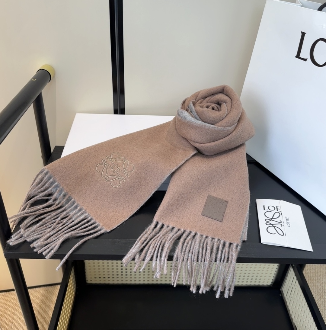 罗意威情侣款 美到要尖叫😱最新款🎊英伦欧美范儿 又是一款即时尚又实用的大围巾&长巾，🎆撞色的颜色搭配很协