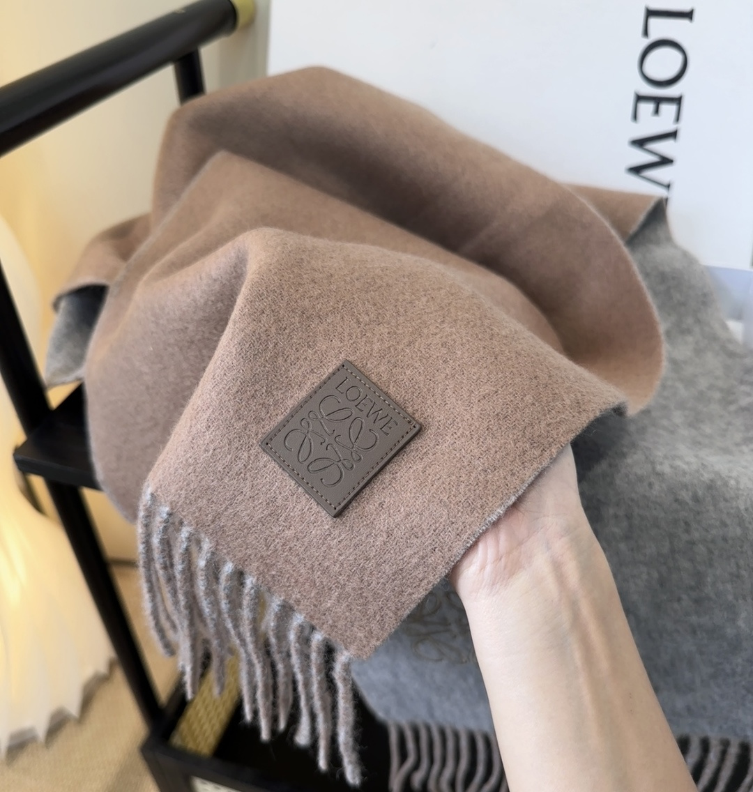 罗意威情侣款 美到要尖叫😱最新款🎊英伦欧美范儿 又是一款即时尚又实用的大围巾&长巾，🎆撞色的颜色搭配很协