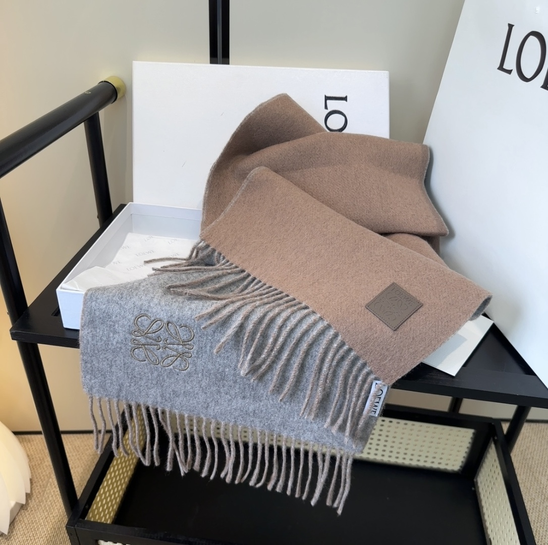 罗意威情侣款 美到要尖叫😱最新款🎊英伦欧美范儿 又是一款即时尚又实用的大围巾&长巾，🎆撞色的颜色搭配很协