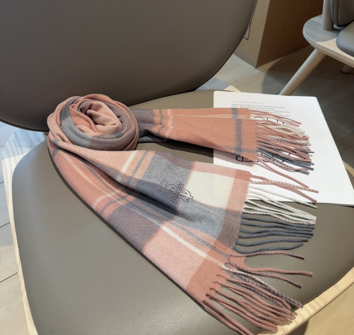 Burberry · 巴宝莉围巾❗️好看的要疯掉了，太有型太有魅力了❗️❗️非常斯文时尚的秋冬单品！真的