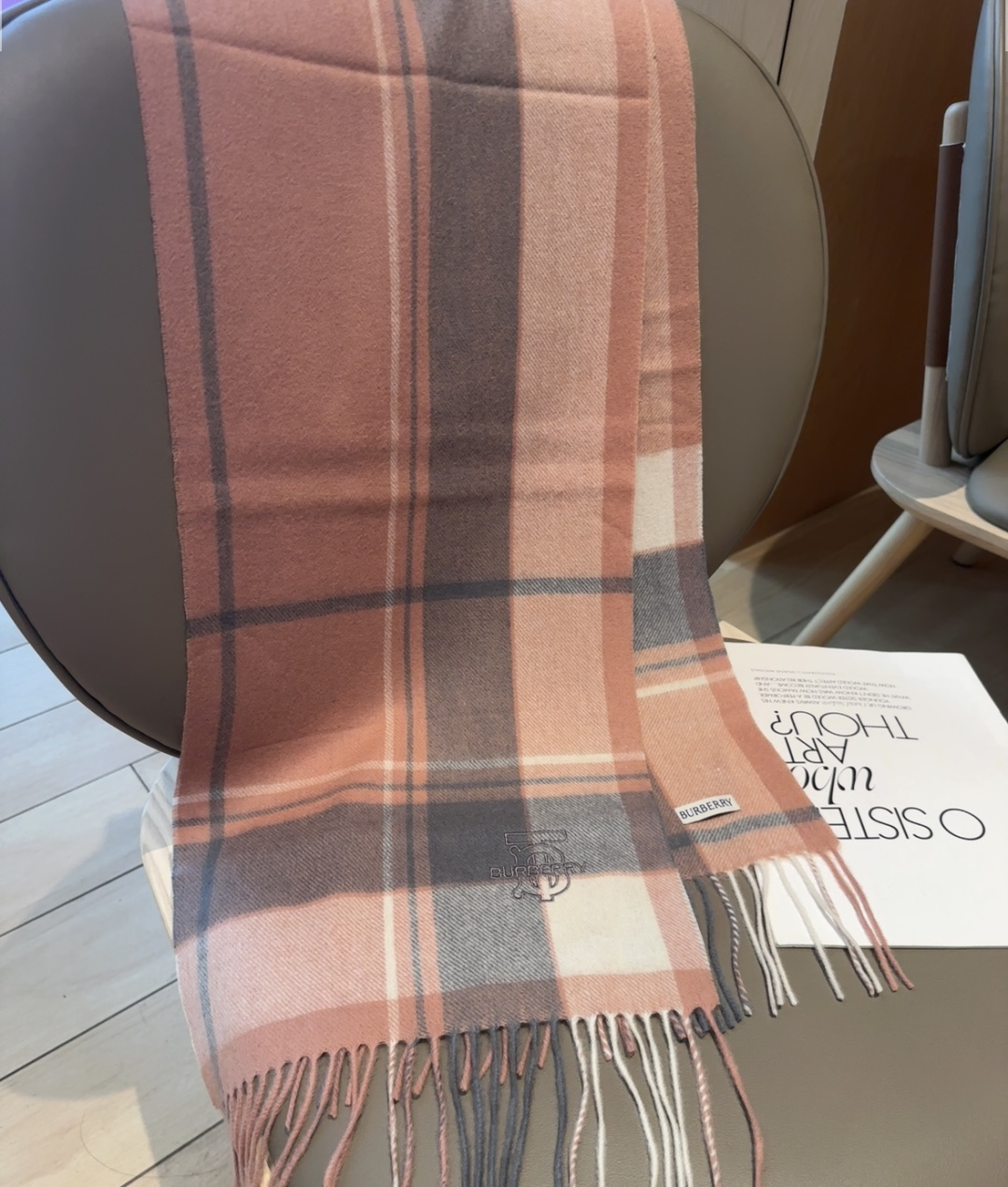 Burberry · 巴宝莉围巾❗️好看的要疯掉了，太有型太有魅力了❗️❗️非常斯文时尚的秋冬单品！真的