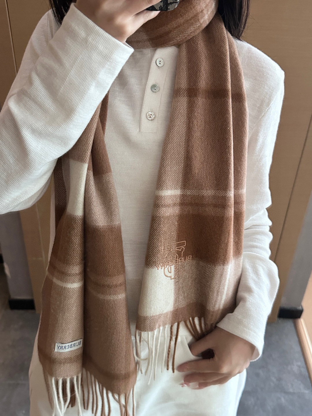 NO:663288,Burberry · Burberry scarf is so beautiful that it’s so stylish and charming. It’s a very elegant and fashionable autumn and winter item!  I really like it, it’s a very classic men’s design. The men’s items are small but refined, and the feel is really amazing. The effect on the upper body is really good, no matter how you wear it, it looks good!  !  This style is really worth buying with your eyes closed, and it can be easily worn by any age group!  !  !  30*180cm high version scarf, high version scarf, burberry, burberry19860909Burberry · 巴宝莉围巾好看的要疯掉了,太有型太有魅力了非常斯文时尚的秋冬单品！真的很喜欢,非常Classical的男款设计.男人的东西少而精手感真的绝了上身效果真的随便怎么围都好看！！这种款式真的闭着眼买,任何年龄层都轻松驾驭！！！30*180cm高版本围巾,高版本围巾,burberry,burberry,scarf