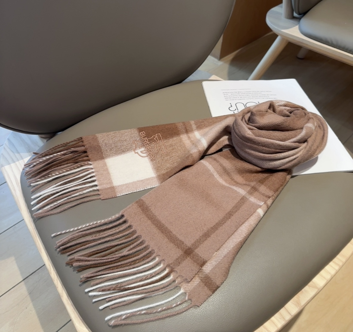 Burberry · 巴宝莉围巾❗️好看的要疯掉了，太有型太有魅力了❗️❗️非常斯文时尚的秋冬单品！真的