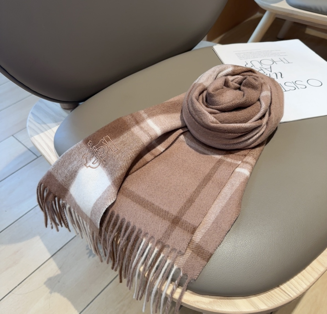 Burberry · 巴宝莉围巾❗️好看的要疯掉了，太有型太有魅力了❗️❗️非常斯文时尚的秋冬单品！真的