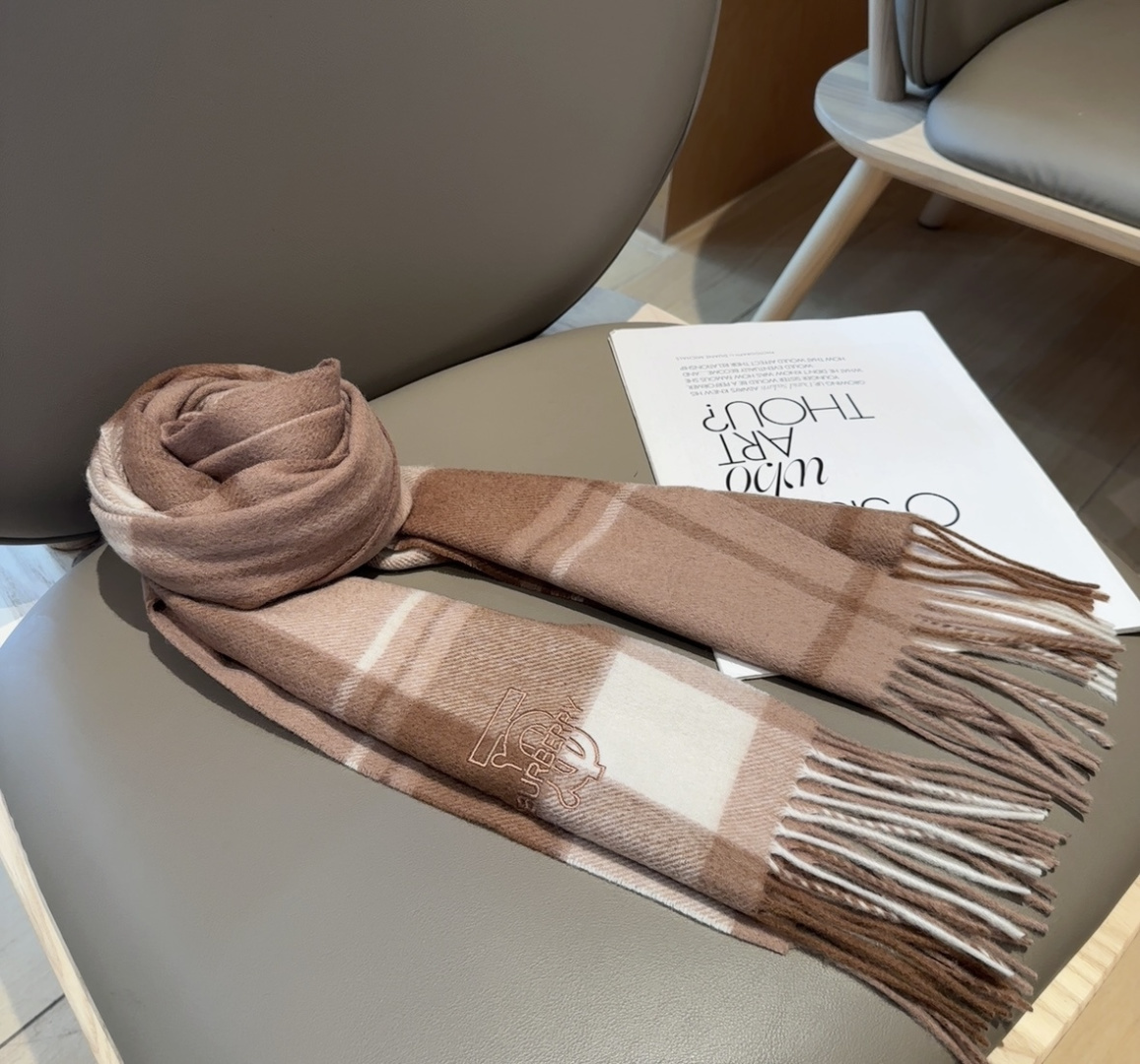 Burberry · 巴宝莉围巾❗️好看的要疯掉了，太有型太有魅力了❗️❗️非常斯文时尚的秋冬单品！真的