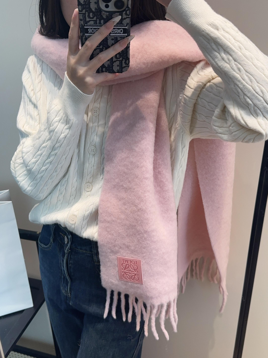 NO:663291,Loewe's super beautiful new mohair scarf!  Highly recommended to buy!  】Good quality goods!  The main mohair scarf ~ it is said that it is very difficult to buy!  !  I typed it many times!  Finally shipped, closest to the original version, no pressure in and out of the counter, the workmanship is very exquisite and substantial, and our price is really worth it!  The biggest feeling of this scarf is that it is super soft and comfortable, and has a very airy and fluffy feel!  !  !  The texture unique to mohair’s special craftsmanship is really beautiful!  The quantity is limited, and there is no guarantee that it will be available at any time. As long as the economy allows, you can take whatever you want!  !  Crazy but not picky, crazy temperament!  Whoever surrounds you has temperament!  !  I really hope you don’t miss this style. 40*185225g50 mohair 48 wool 2 nylon high version scarf, high version scarf, loewe19860909罗意威超美新款马海毛围巾！超级推荐入手！】质感好货！主打的马海毛围巾~据说超难买哦！！打了好多次版！终于出货 最接近原版 进出专柜无压力做工非常精致,很有分量,我们的价格真的超级值！这个围巾最大的感触就是:超级柔软舒服,并且很有空气蓬松感！！！马海毛特殊工艺特有的质感真的太美了！数量有限,不保证随时有货~只要经济允许,任意收！！狂不挑人,狂气质！谁围谁有气质！！真的希望大家不要错过这样的款式. 40*185225g50马海毛 48羊毛2锦纶高版本围巾,高版本围巾,loewe,scarf
