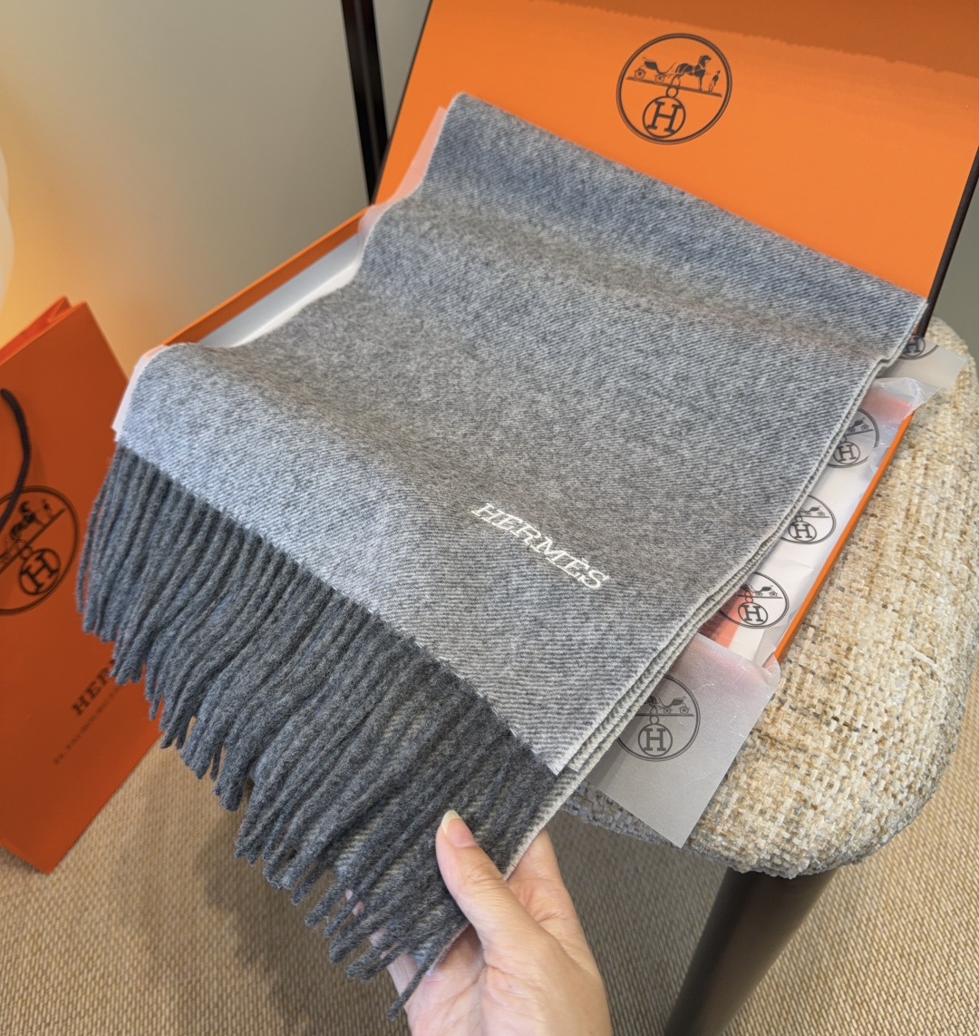 2025年Hermes · 爱马仕，难得一见的温柔配色，低调又不失优雅❗️】重点推荐❗️双边配色，一条围