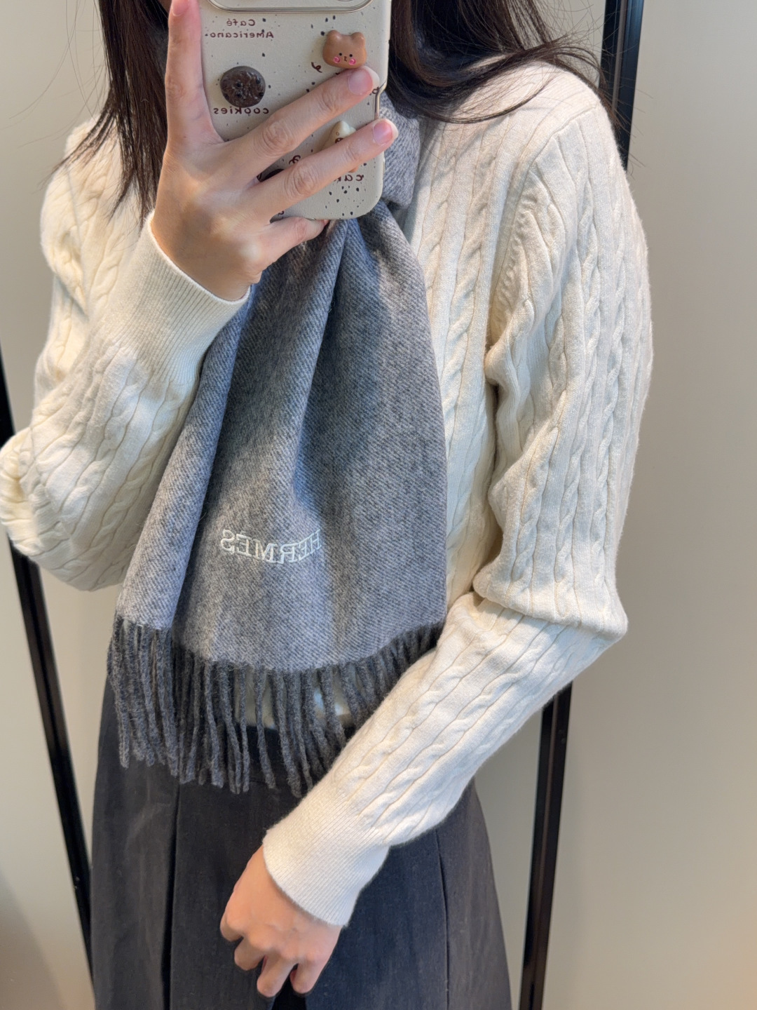 NO:663298,Hermes 2025 ·  Hermès, a rare gentle color matching, low-key yet elegant] Highly recommend the bilateral color matching, a scarf with two styles, high-end, comfortable and fashionable temperament, full of big-name style, Super Amway Big H, this soft scarf that touches the heart, extremely simple color with low-key H embroidered logo, the finishing touch without losing the beauty, the pursuit of successful people, the color is absolute, a bit unique fairy spirit, the absolute choice for couples, the color is elegant, not enchanting Specifications 35x  190cm high version scarf, high version scarf, hermes, hermes198609092025年Hermes · 爱马仕,难得一见的温柔配色,低调又不失优雅】重点推荐双边配色,一条围巾两种风格搭配,高级舒适时髦气质,大牌范十足,超级安利大H这款触动内心的柔美围巾,极其简单的颜色搭配低调的H刺绣logo,点睛之笔确又不失美感,成功人士的追求,色彩绝对,有点独有的仙气,绝对的情侣款不二之选,颜色淡雅,不妖娆规格35x 190cm高版本围巾,高版本围巾,hermes,hermes,scarf