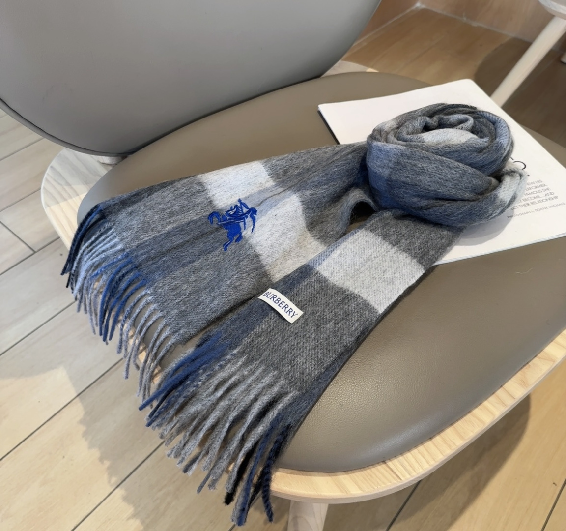 Burberry · 巴宝莉格子围巾❗️好看的要疯掉了，太有型太有魅力了❗️❗️非常斯文时尚的秋冬单品！