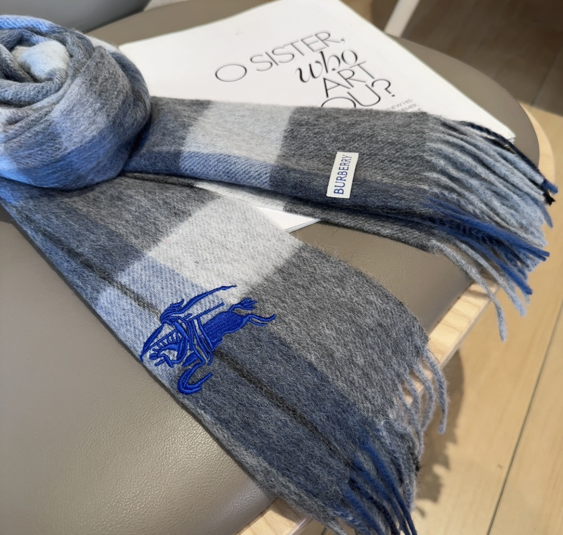 Burberry · 巴宝莉格子围巾❗️好看的要疯掉了，太有型太有魅力了❗️❗️非常斯文时尚的秋冬单品！