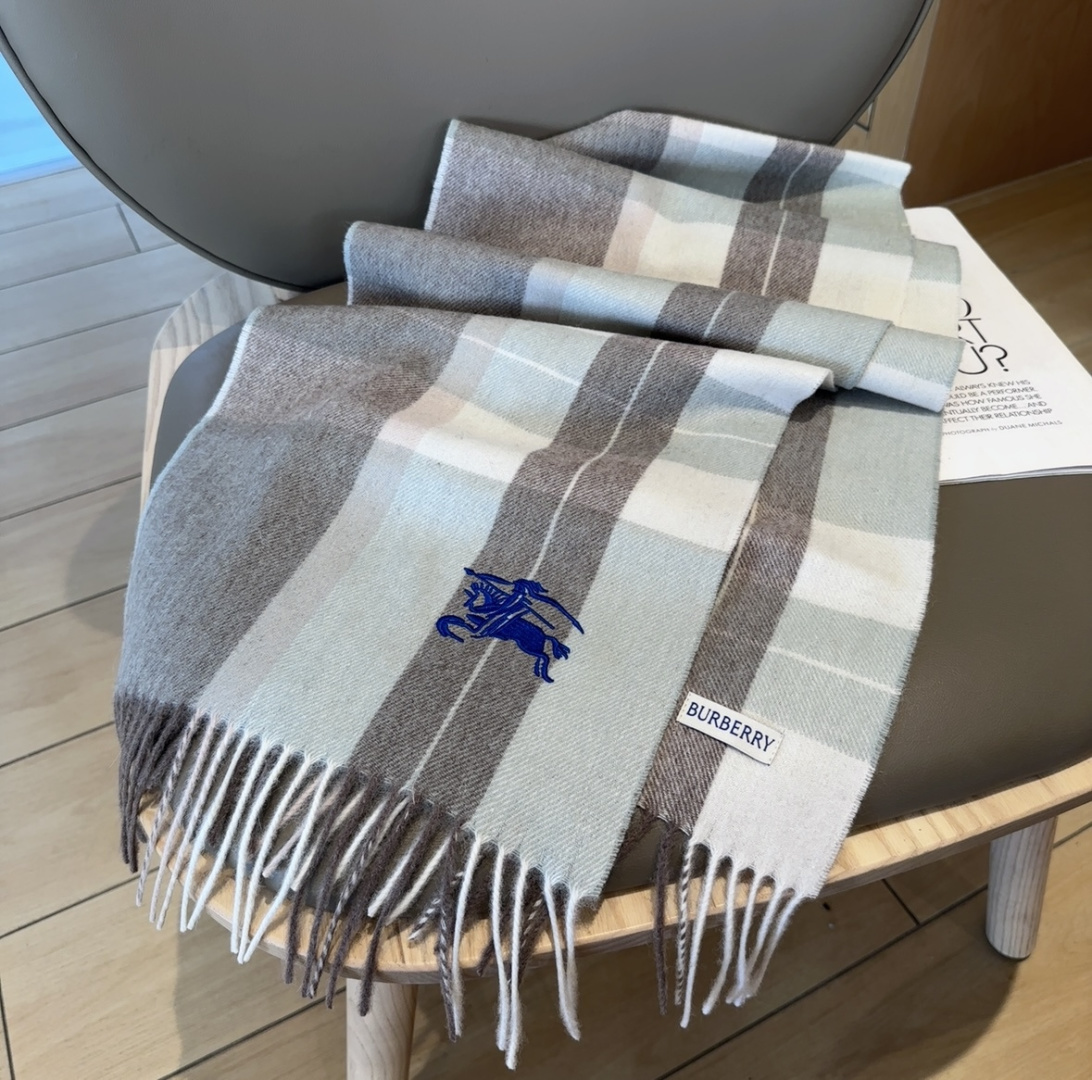 Burberry · 巴宝莉格子围巾❗️好看的要疯掉了，太有型太有魅力了❗️❗️非常斯文时尚的秋冬单品！