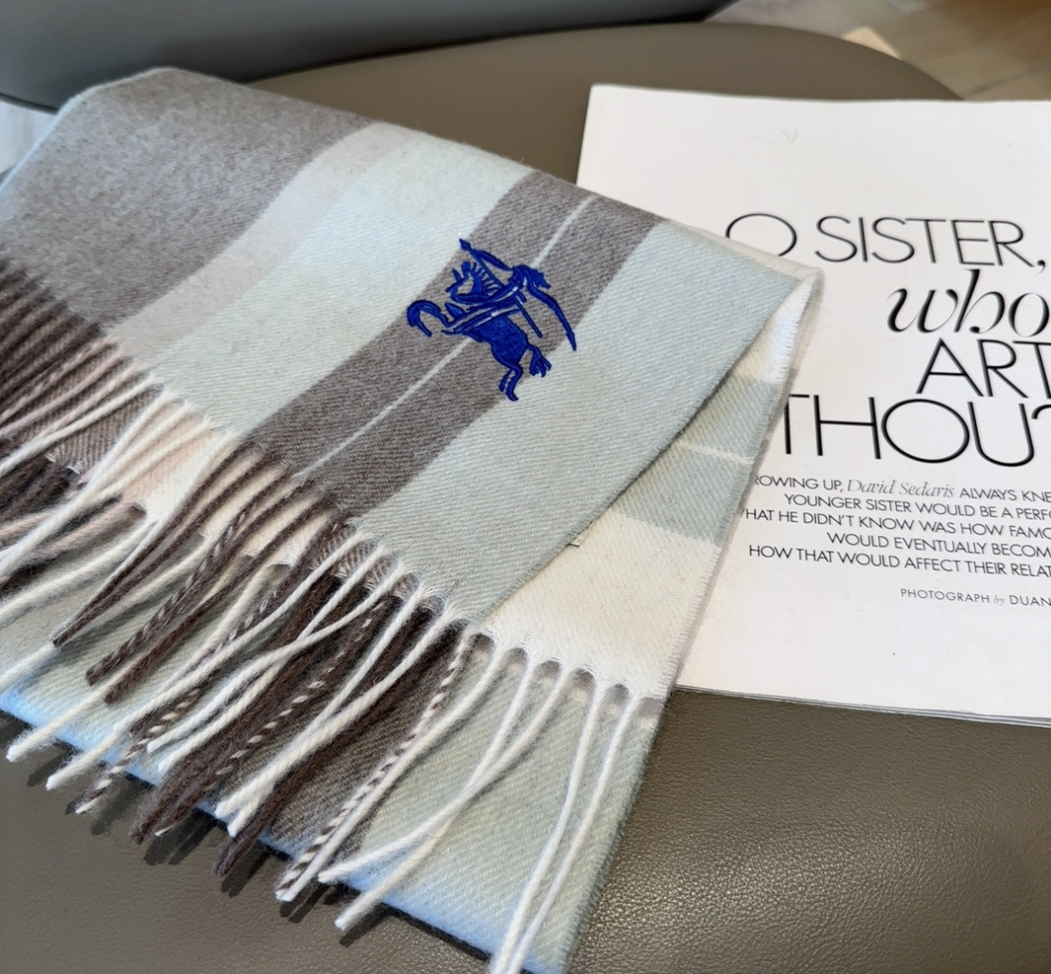 Burberry · 巴宝莉格子围巾❗️好看的要疯掉了，太有型太有魅力了❗️❗️非常斯文时尚的秋冬单品！