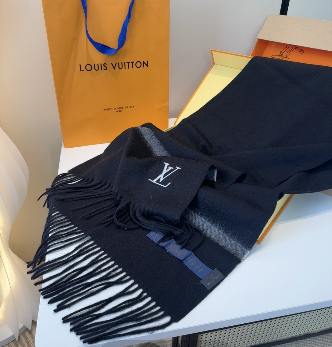 Lv围巾❗️好看的要疯掉了，太有型太有魅力了❗️❗️非常斯文时尚的秋冬单品！真的很喜欢，非常Classi