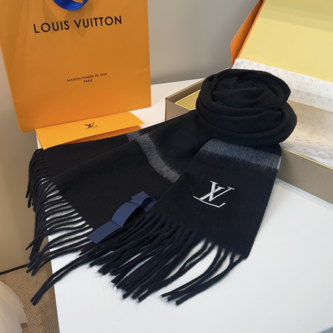 Lv围巾❗️好看的要疯掉了，太有型太有魅力了❗️❗️非常斯文时尚的秋冬单品！真的很喜欢，非常Classi