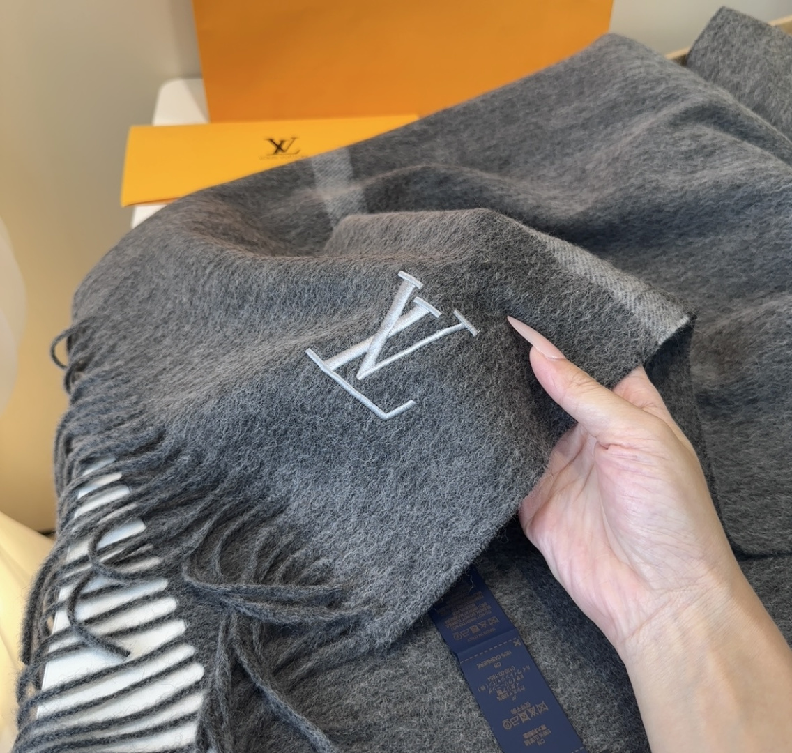 Lv围巾❗️好看的要疯掉了，太有型太有魅力了❗️❗️非常斯文时尚的秋冬单品！真的很喜欢，非常Classi